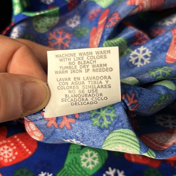 NWT Cassandra O Winter Themed Work Shirt SS Scrub Top Mittens Snowflakes M - Picture 14 of 14
